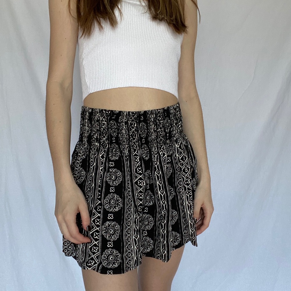 Adorable Black & White Flowy Mini Skirt 🎬